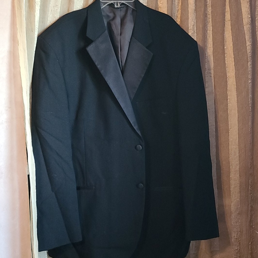 Men's 3 piece dress suit. (#B0005).